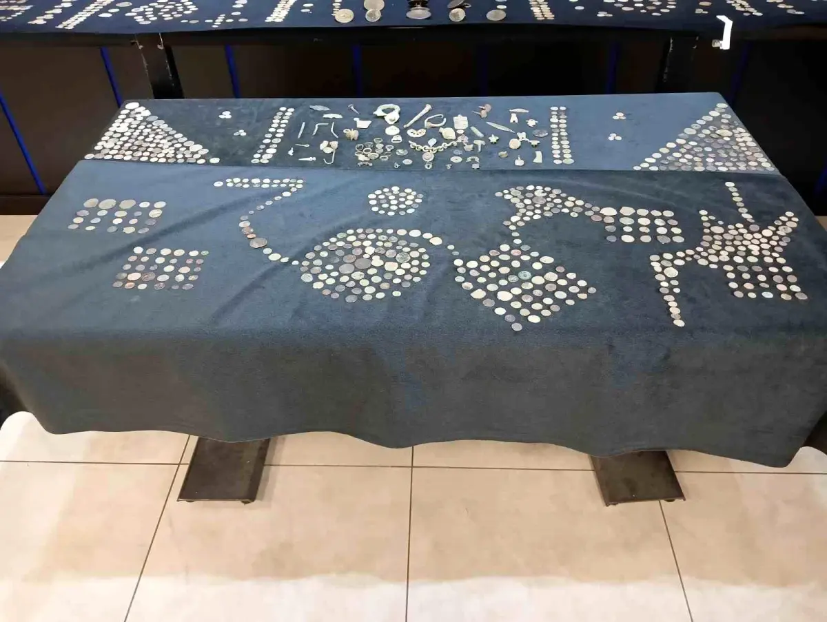 ankarada-tarihi-eser-kacakciligi-operasyonu-3-gozalti-ve-1750-eser-ele-gecirildi-pNtupJPJ.jpg