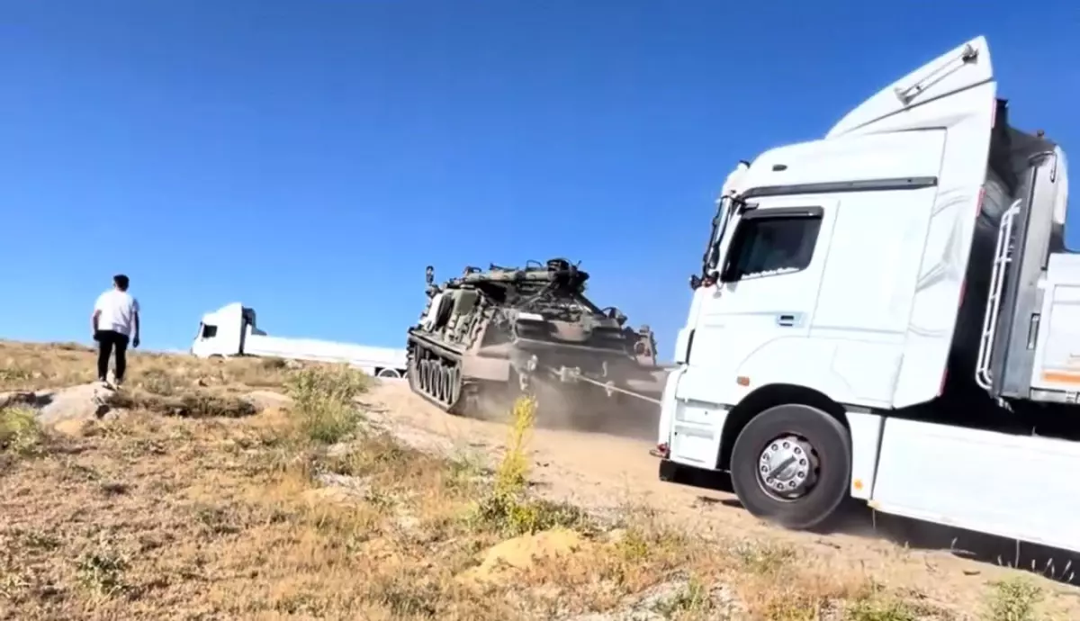 ankarada-yolda-kalan-tirlari-zirhli-tank-kurtarici-cekti-ttgrxnfp.jpg