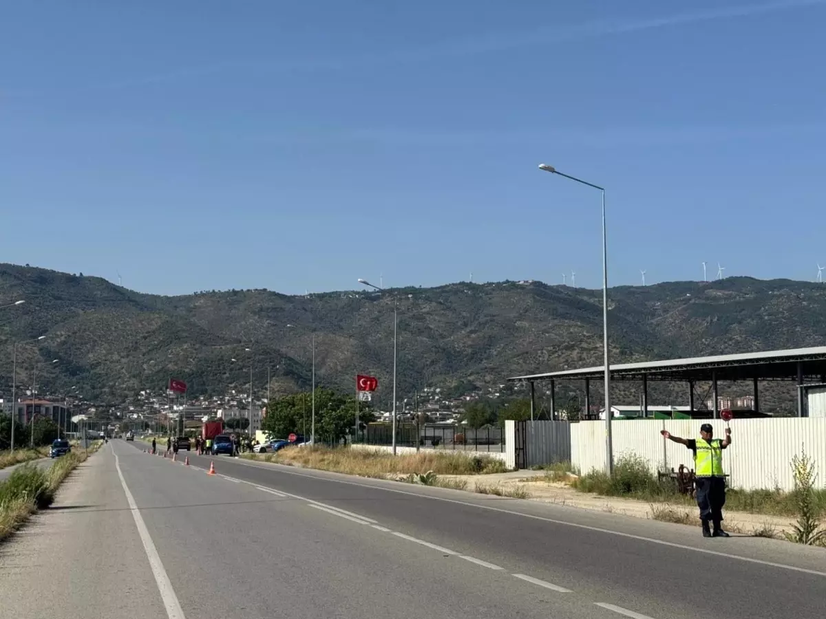 aydinda-jandarmadan-sok-yol-denetimi-3-arac-trafikten-men-edildi-mWqUZLg3.jpg