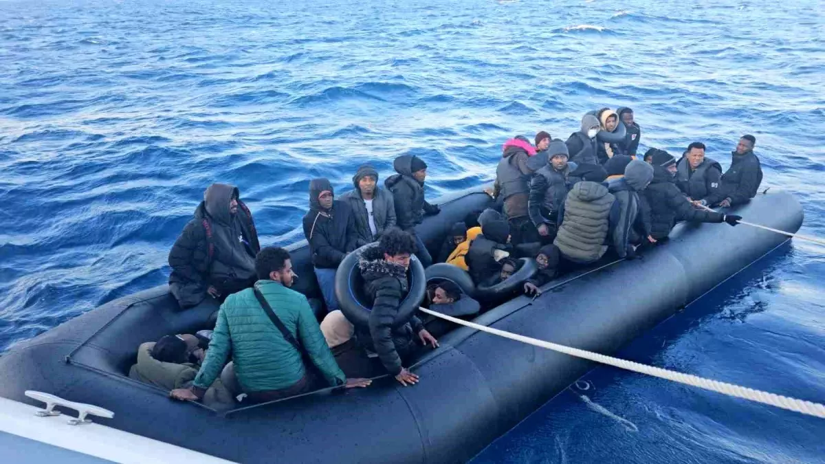 aydinda-yunanistan-tarafindan-geri-itilen-132-sistemsiz-gocmen-kurtarildi-2FqBXHZ8.jpg