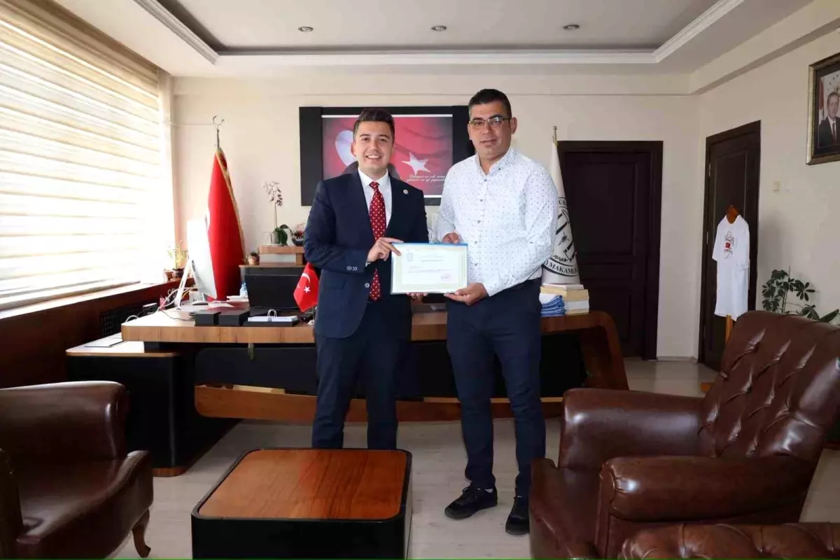bahcekoy-muhtari-orman-yanginlarina-karsi-odullendirildi-m47qUs8f.jpg