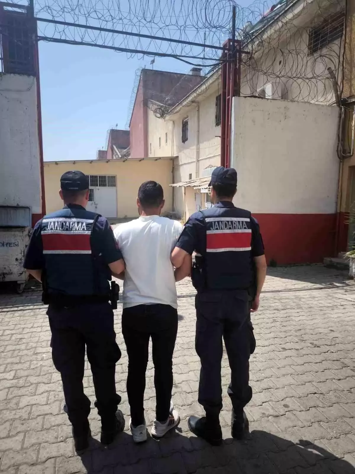 germencikte-hirsizlik-hatasindan-aranan-sahis-yakalandi-AeKq7ps2.jpg