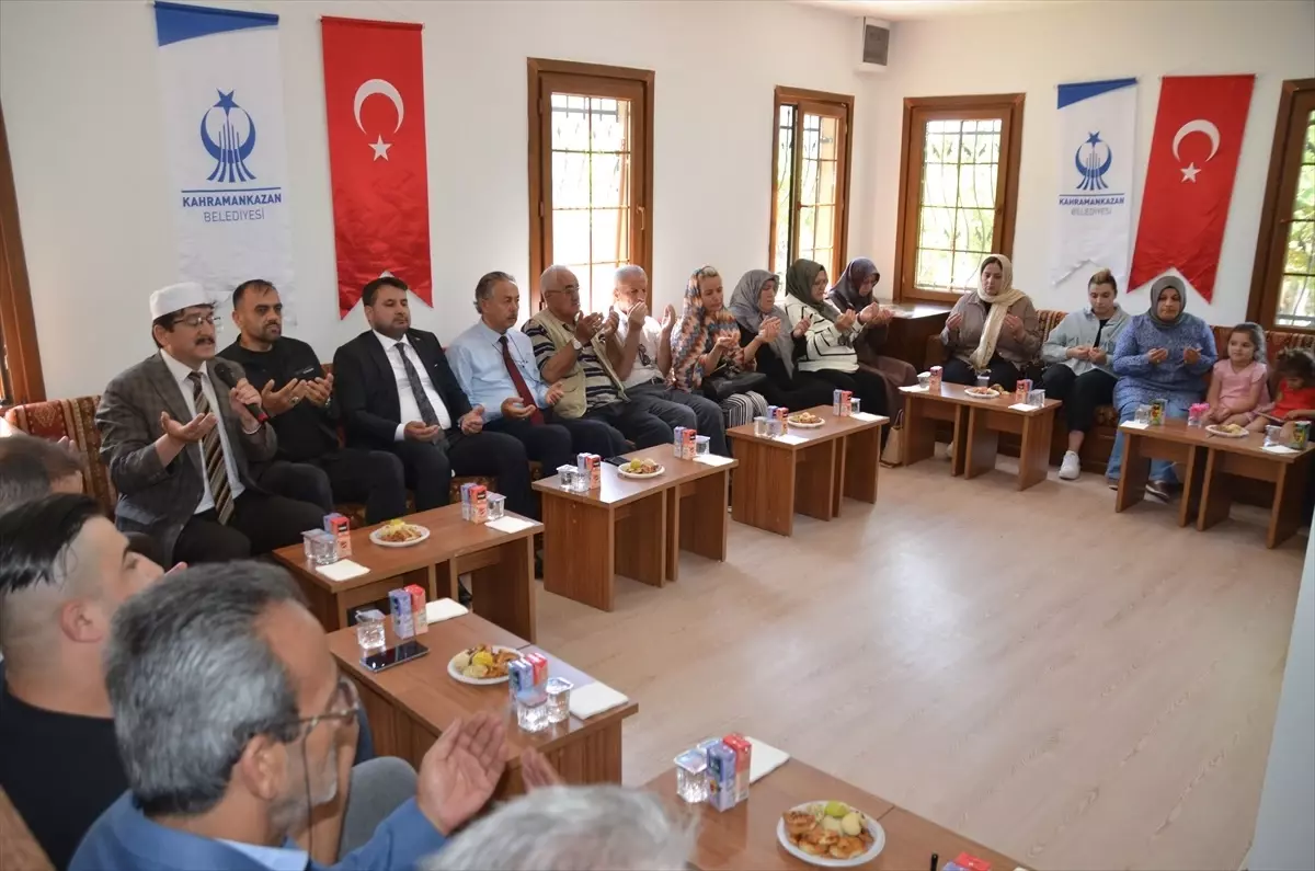 kahramankazanda-kurban-bayrami-arifesinde-sehitlik-ziyaret-edildi-TevOOdIO.jpg