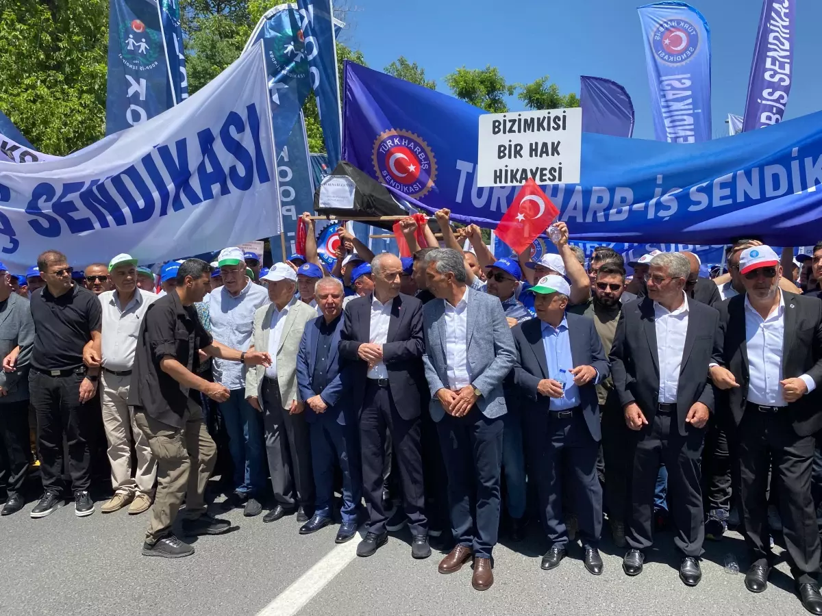 kamu-personelleri-artirim-teklifini-protesto-etti-ApusMhKH.jpg