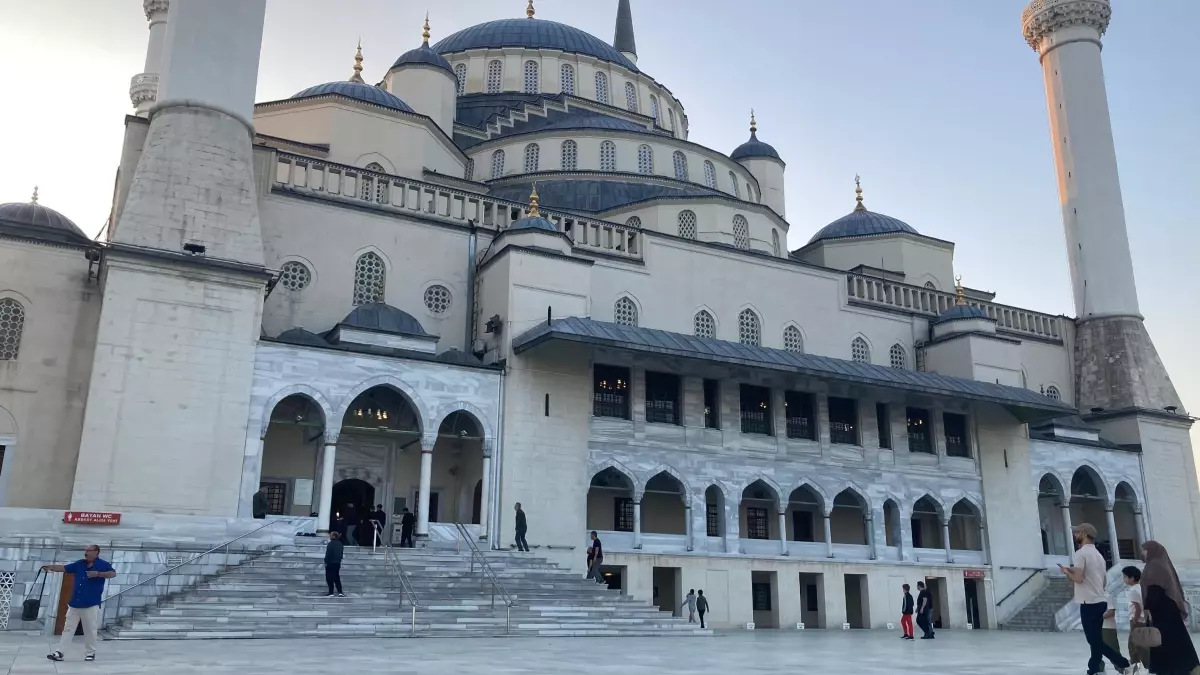 kocatepe-camiinde-kurban-bayrami-namazinda-yogunluk-AaZu1mGv.jpg