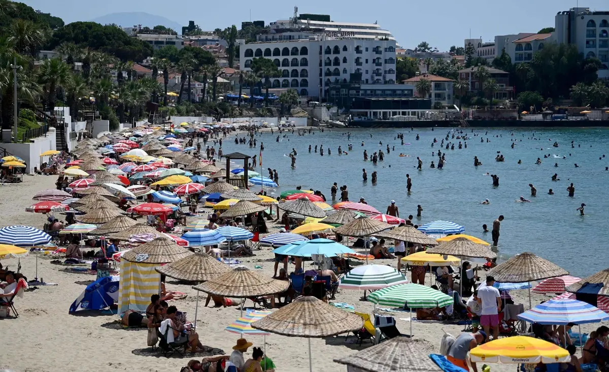 kusadasinda-cok-sicak-hava-plajlari-doldurdu-M2kGrb4T.jpg