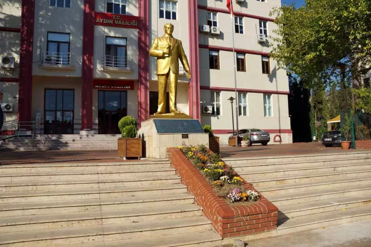kusadasinda-trafikte-hengame-kuskulu-yakalandi-g8NVmxdS.jpg