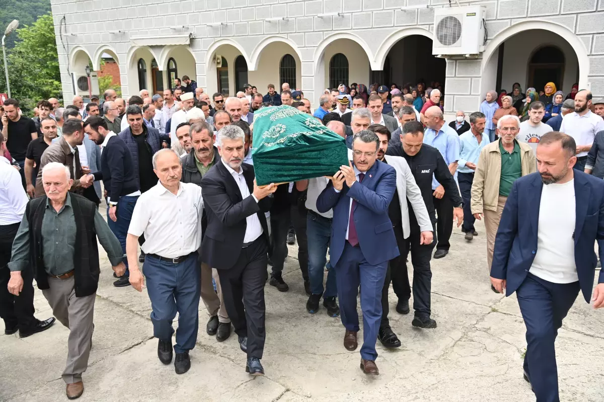 trabzonda-sel-kurtarilamayan-huseyin-aydin-topraga-verildi-lNi5VxXR.jpg