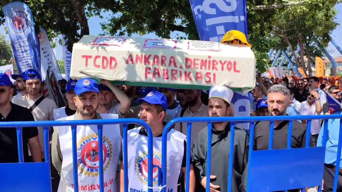 turk-is-kamu-toplu-is-mukaveleleri-icin-yuruyus-duzenledi-xqxd5WZP.jpg