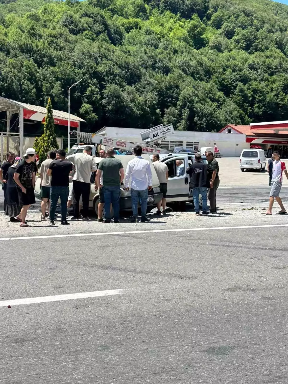 zonguldakta-trafik-kazasi-2-yarali-ARGbHWqR.jpg