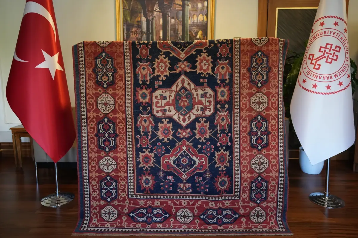 5-asirlik-usak-halisi-italyadan-istekli-olarak-turkiyeye-iade-edildi-JxDiyj2z.jpg