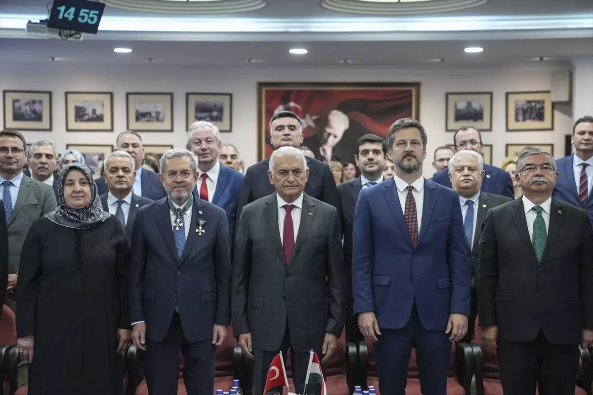 ankara-universitesi-rektoru-unuvara-macaristan-devlet-liyakat-nisani-verildi-qtORE7wt.jpg
