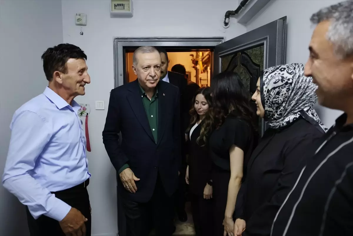cumhurbaskani-erdogan-15-temmuzda-3-yakini-sehit-olan-muzaffer-gulseni-konutunda-ziyaret-etti-1q7jOVWB.jpg
