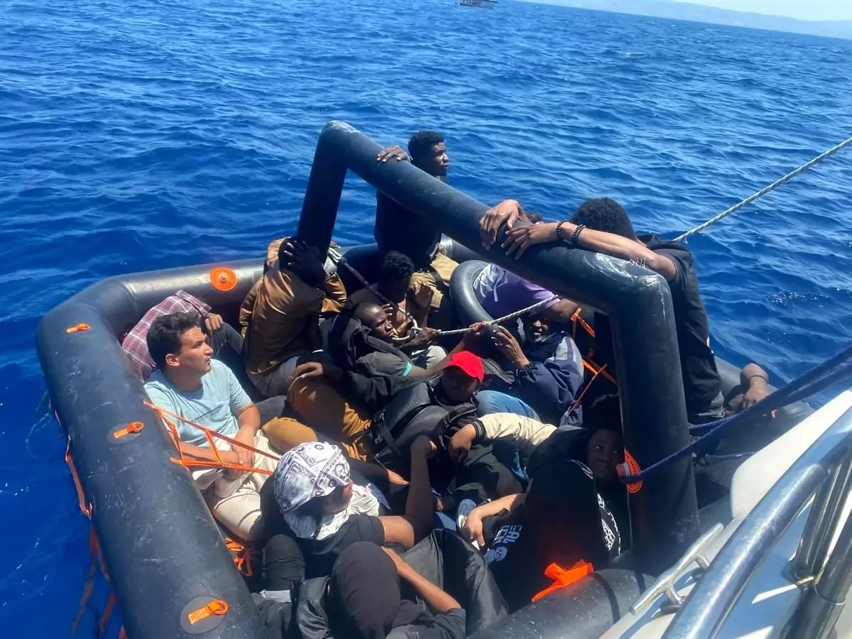 kusadasi-aciklarinda-34-sistemsiz-gocmen-kurtarildi-gLeNdS4r.jpg