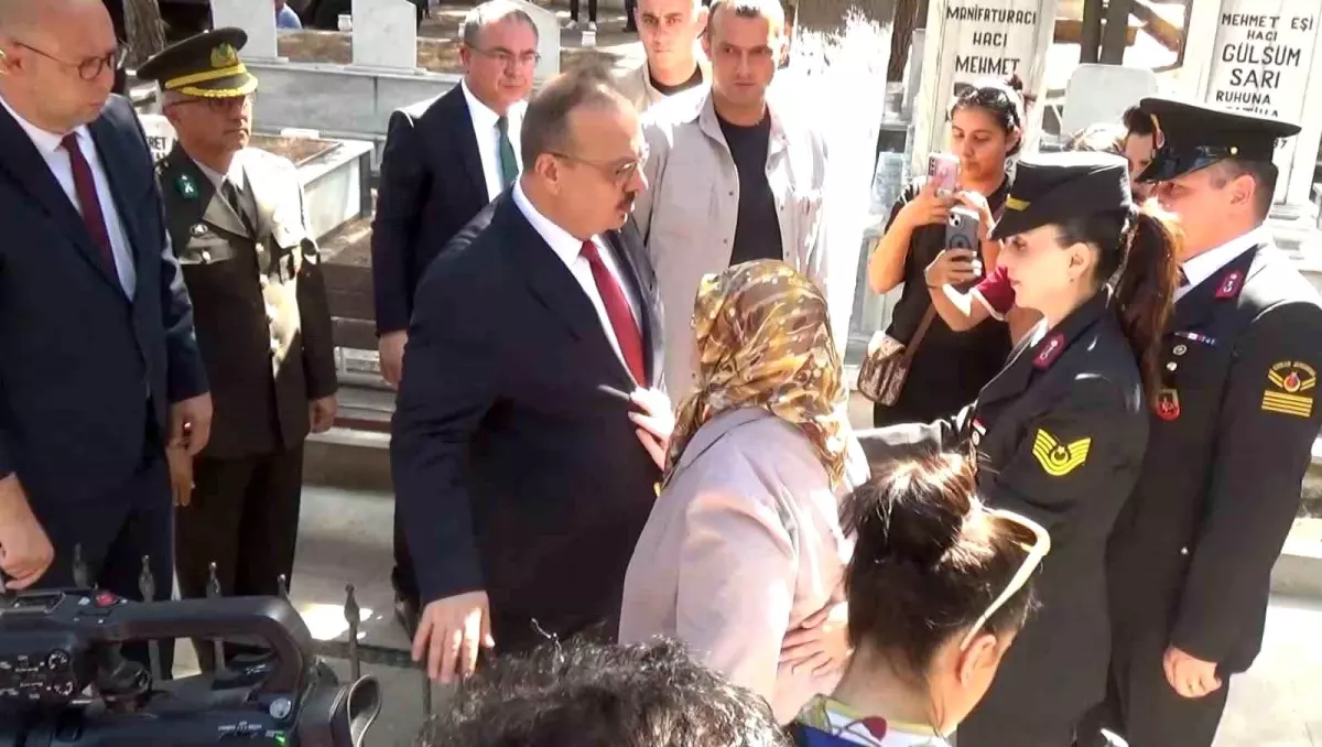 oglunun-mezarina-sarilamayan-anne-senguroglu-bir-kapi-acilsin-yeter-cx3VOCGS.jpg