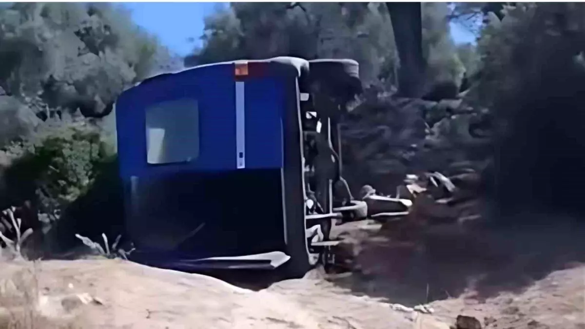 sokede-freni-tutmayan-minibus-devrildi-6-yarali-aXOKdiE6.jpg