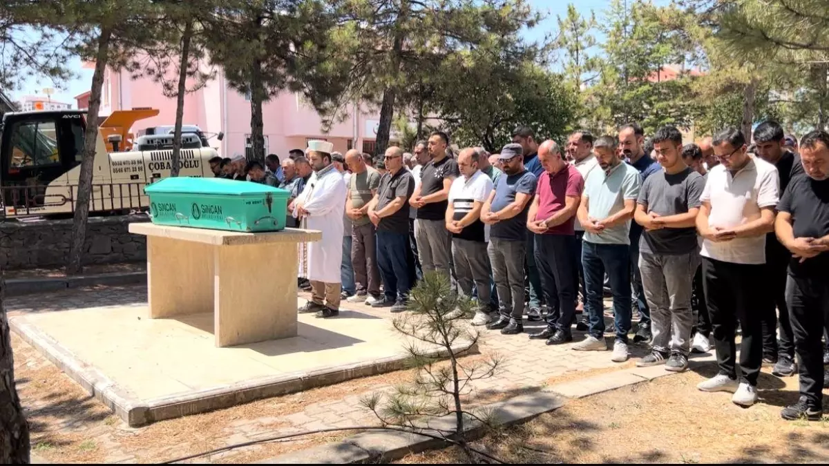 trafik-kazasinda-hayatini-kaybeden-15-yasindaki-kiz-son-seyahatine-ugurlandi-CXfy8KHH.jpg