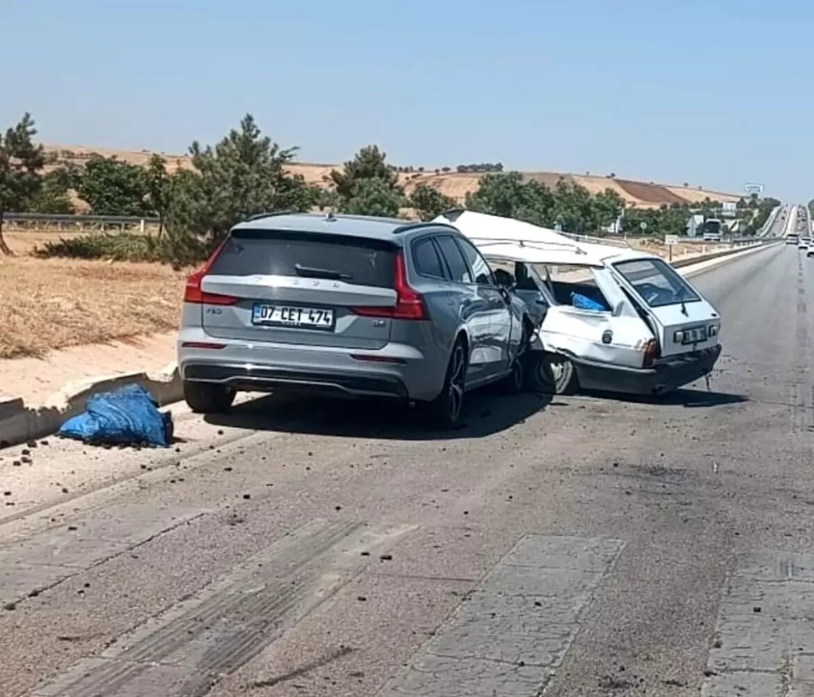 afyonkarahisarda-trafik-kazasi-1i-agir-6-yarali-PLsuBLyS.jpg