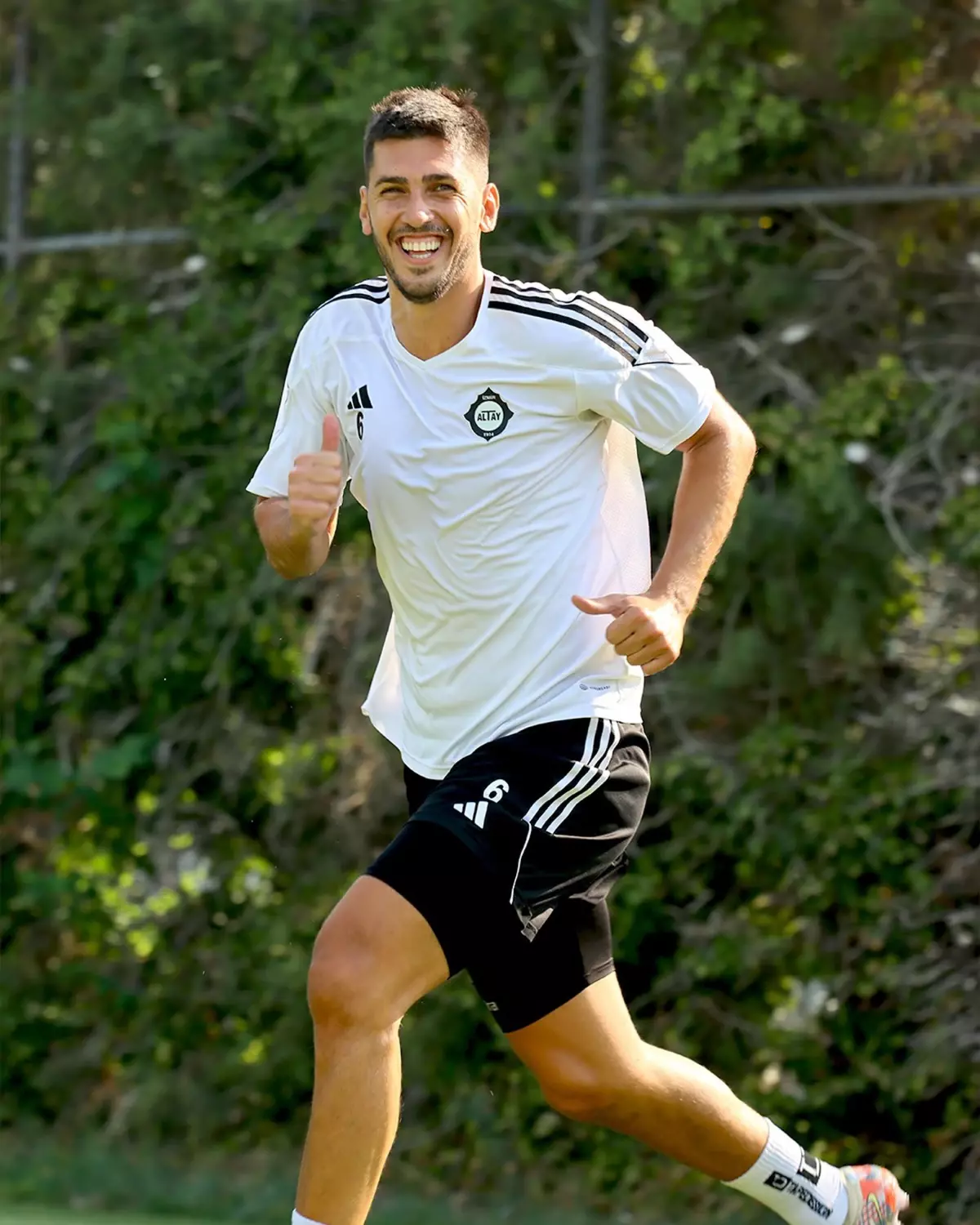 altayin-deneyimli-futbolcusu-ceyhun-gulselam-kampi-kacirdi-N3a1C3Sd.jpg