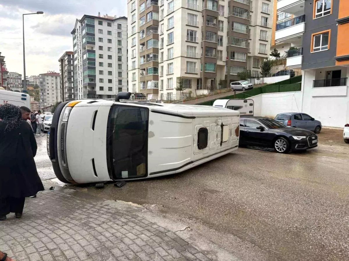 ankarada-yagmur-nedeniyle-minibus-devrildi-Dmb3PLBc.jpg