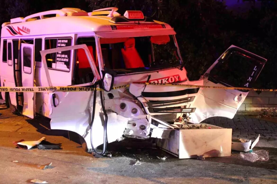 aydinda-minibus-ve-araba-carpisti-11-yarali-kopan-kulagi-arayan-vatandaslar-UTadQSH5.jpg