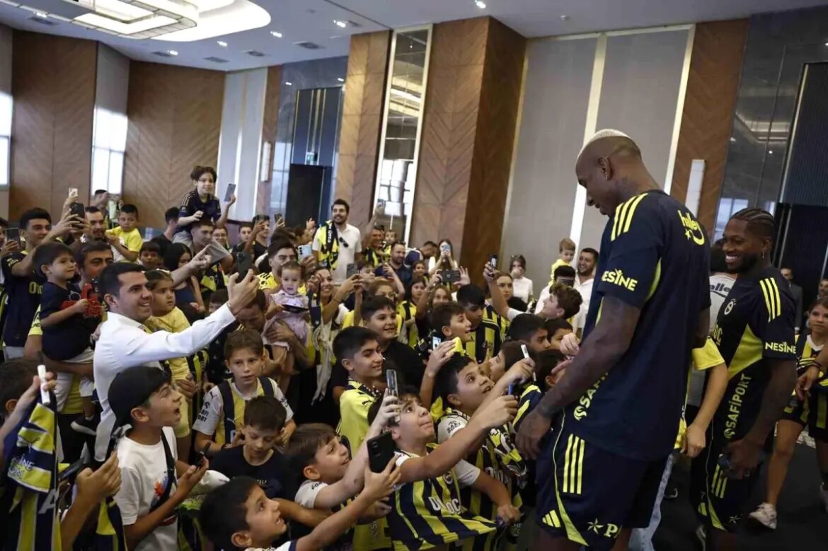 fenerbahce-futbolculari-cocuklarla-bulustu-RXaqZHRq.jpg