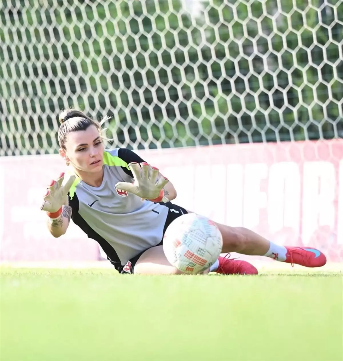 fomget-bayan-futbol-kadrosu-sampiyonlar-liginde-final-hazirliklarini-tamamladi-ihgSeJDz.jpg