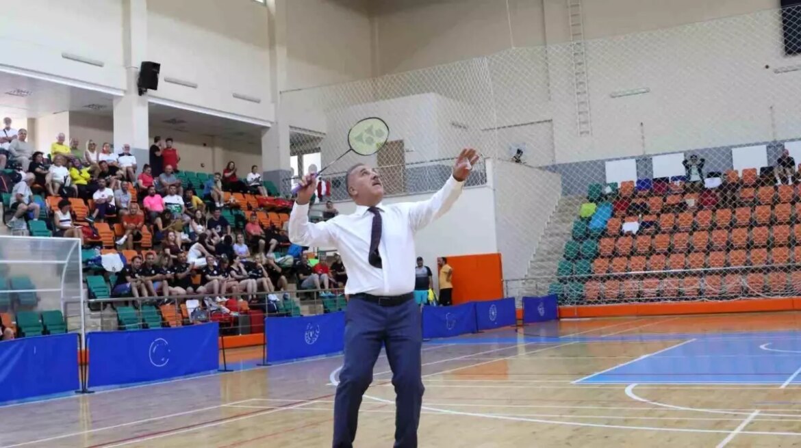 kusadasinda-badminton-veteranlar-turkiye-sampiyonasi-basladi-6zzrGNUG.jpg