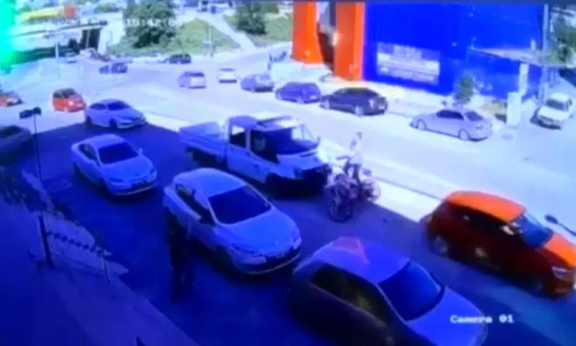 mamakta-motosiklet-kazasi-sofor-havalandi-yaralandi-rttUOgMy.jpg