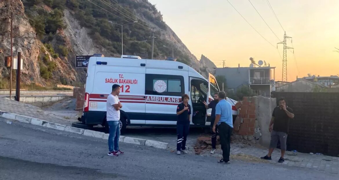 sokede-ambulans-ile-cip-carpisti-yarali-yok-qnTs1bc8.jpg