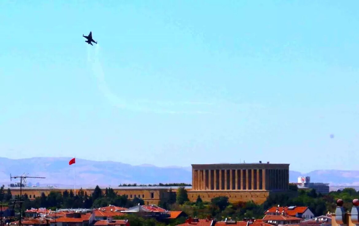 soloturk-anitkabir-semalarinda-prova-ucusu-gerceklestirdi-uRehjdXD.jpg