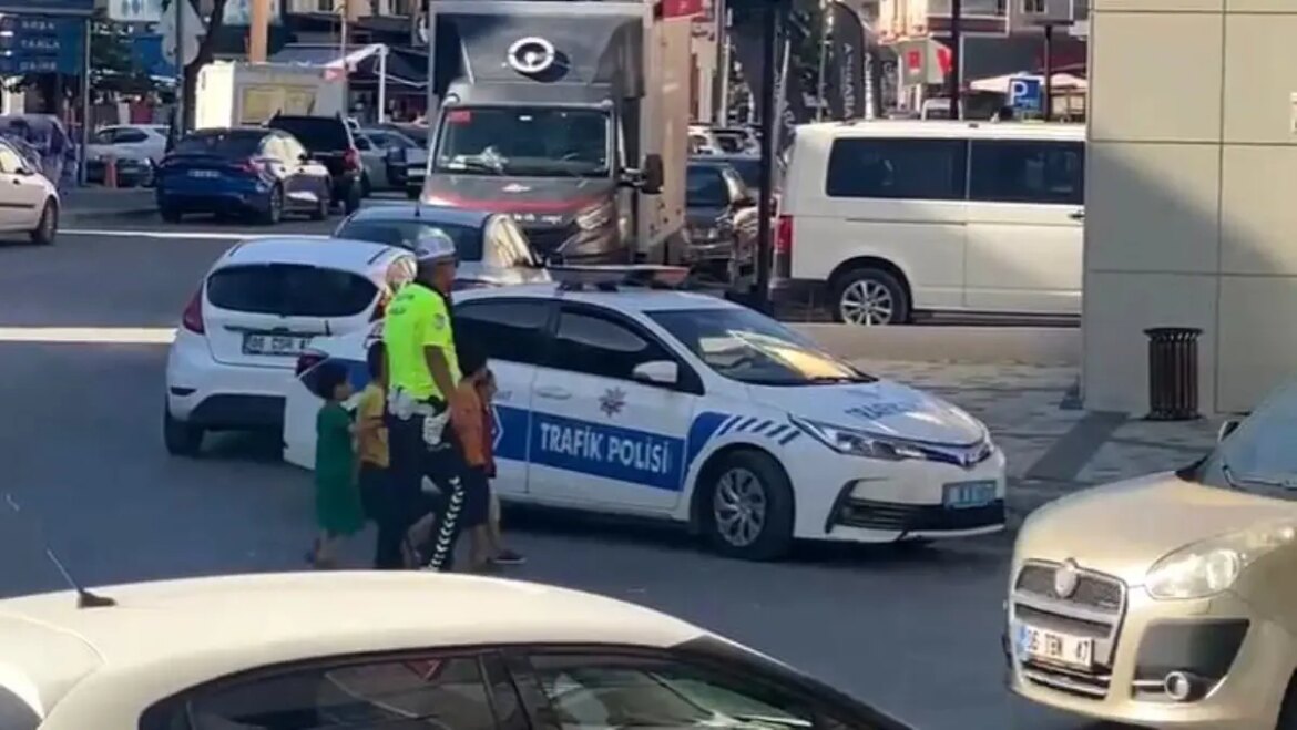 trafik-polisi-yurekleri-isitti-4-cocuk-yolun-karsisina-gecirildi-BADCase7.jpg