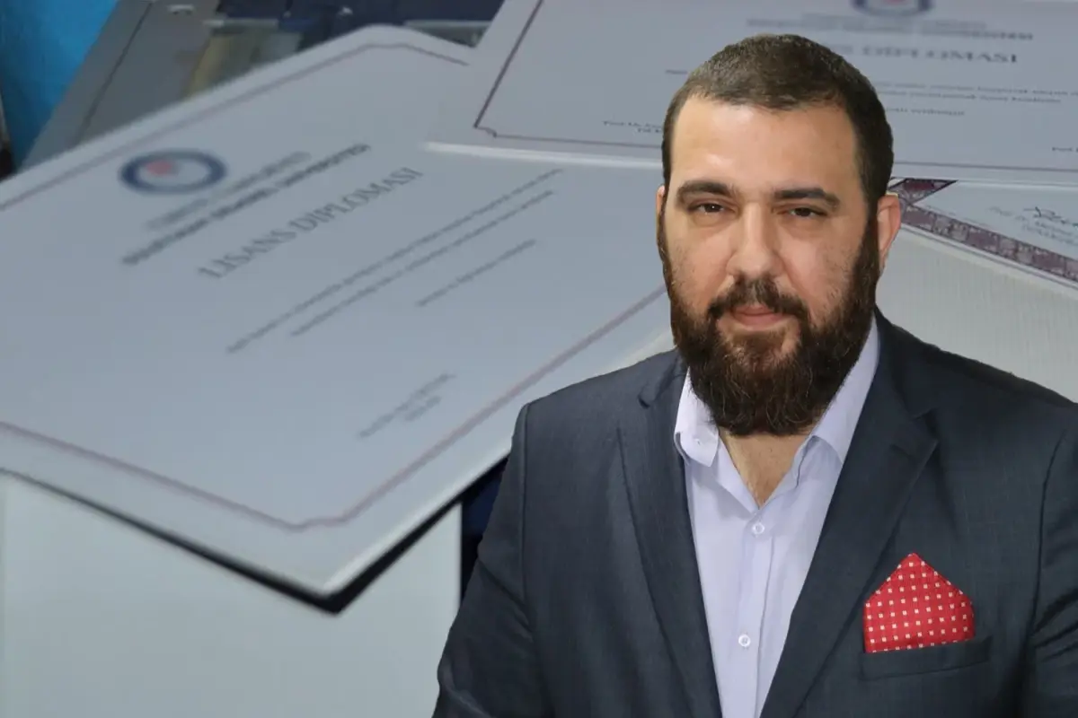 uydurma-diploma-skandali-buyuyor-ii-abdulhamitin-torunu-da-saniklar-ortasinda-VXgvWuIf.jpg