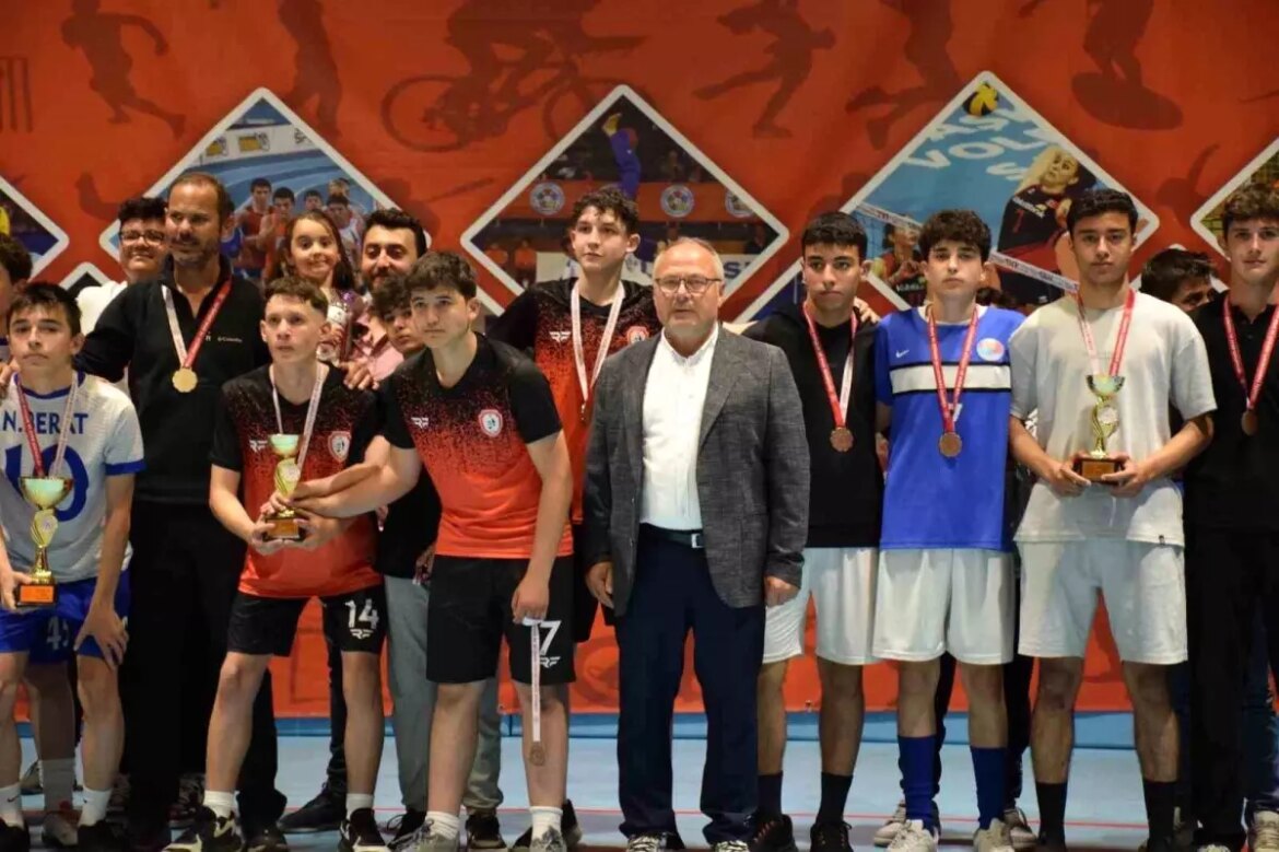afyonkarahisarda-okul-sporlari-futsal-sampiyonu-afyon-lisesi-ULLGveJV.jpg