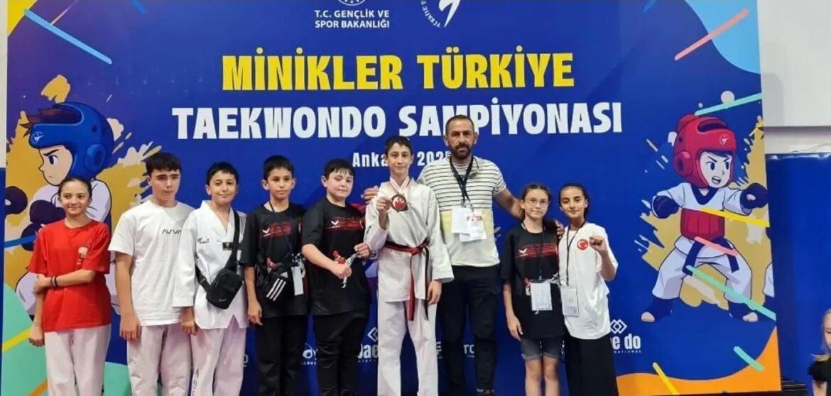 afyonkarahisarli-sportmenler-minikler-turkiye-taekwondo-sampiyonasinda-muvaffakiyet-elde-etti-qhq78Ndg.jpg