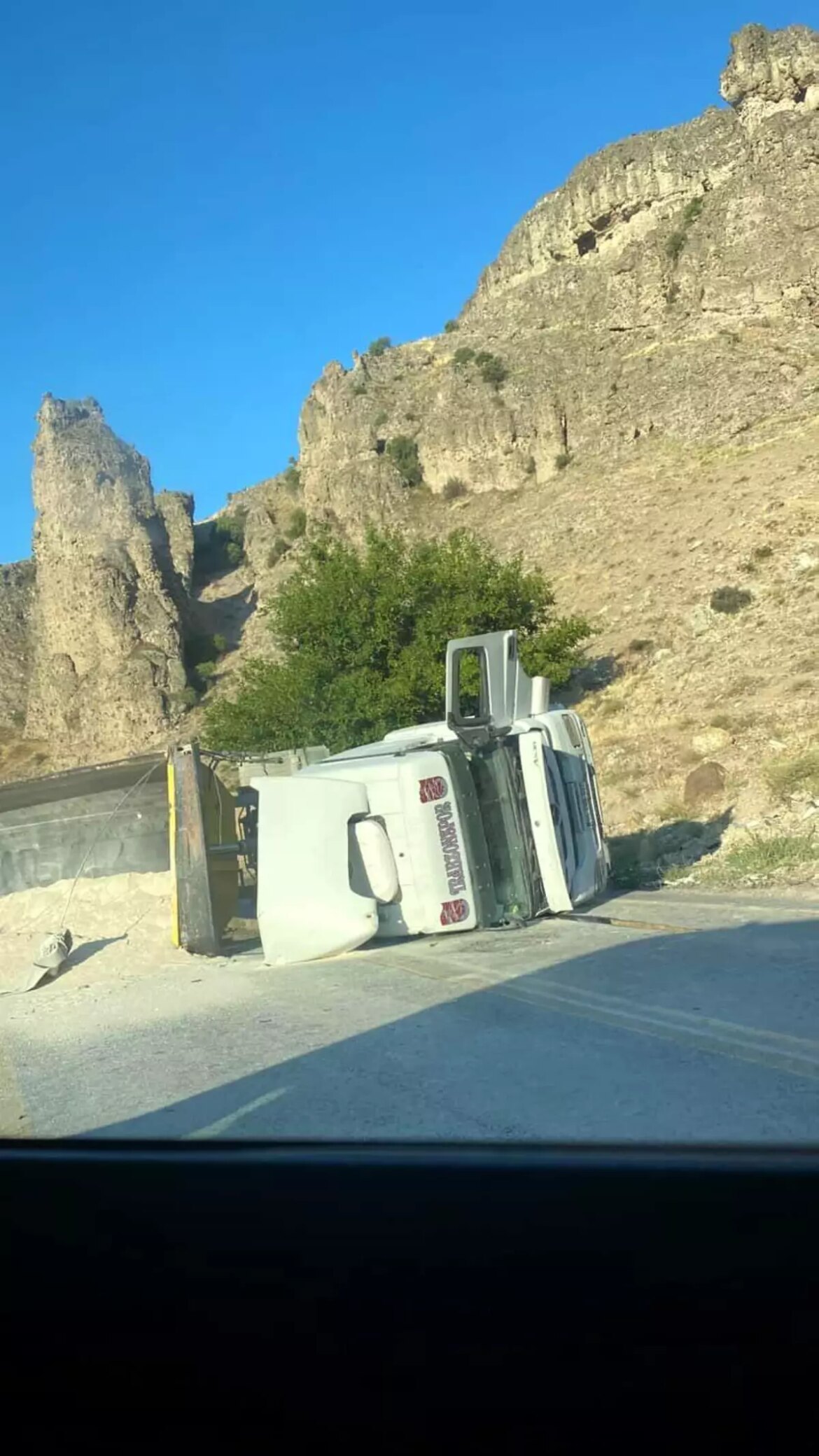ankarada-hafriyat-kamyonu-devrildi-trafikte-aksamalar-yasandi-twWcO3wA.jpg
