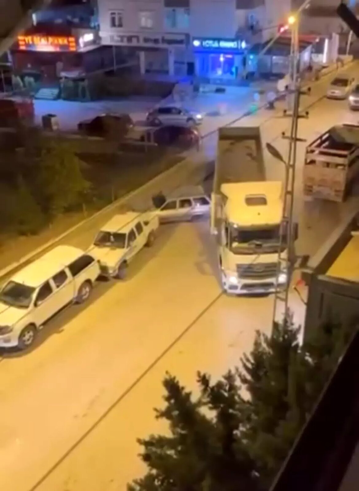 ankarada-park-halindeki-araca-carpan-tir-soforu-kacti-gkLA4YG2.jpg
