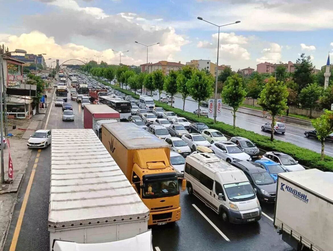 ankarada-saganak-yagis-trafigi-aksatti-YBbEASmp.jpg