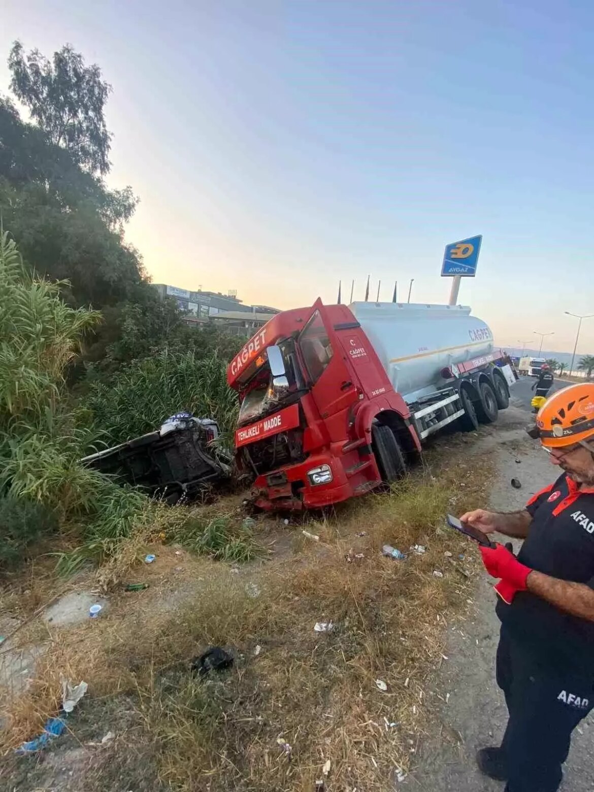 aydinda-akaryakit-tankeri-ile-minibus-carpisti-4-yarali-8J8B1jeF.jpg