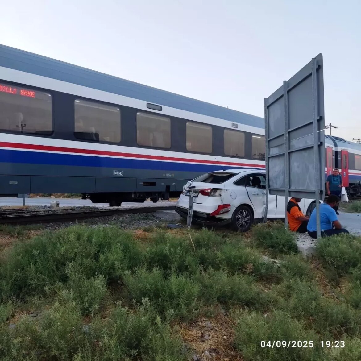 aydinda-tren-arabaya-carpti-bir-yarali-KkRTejRw.jpg