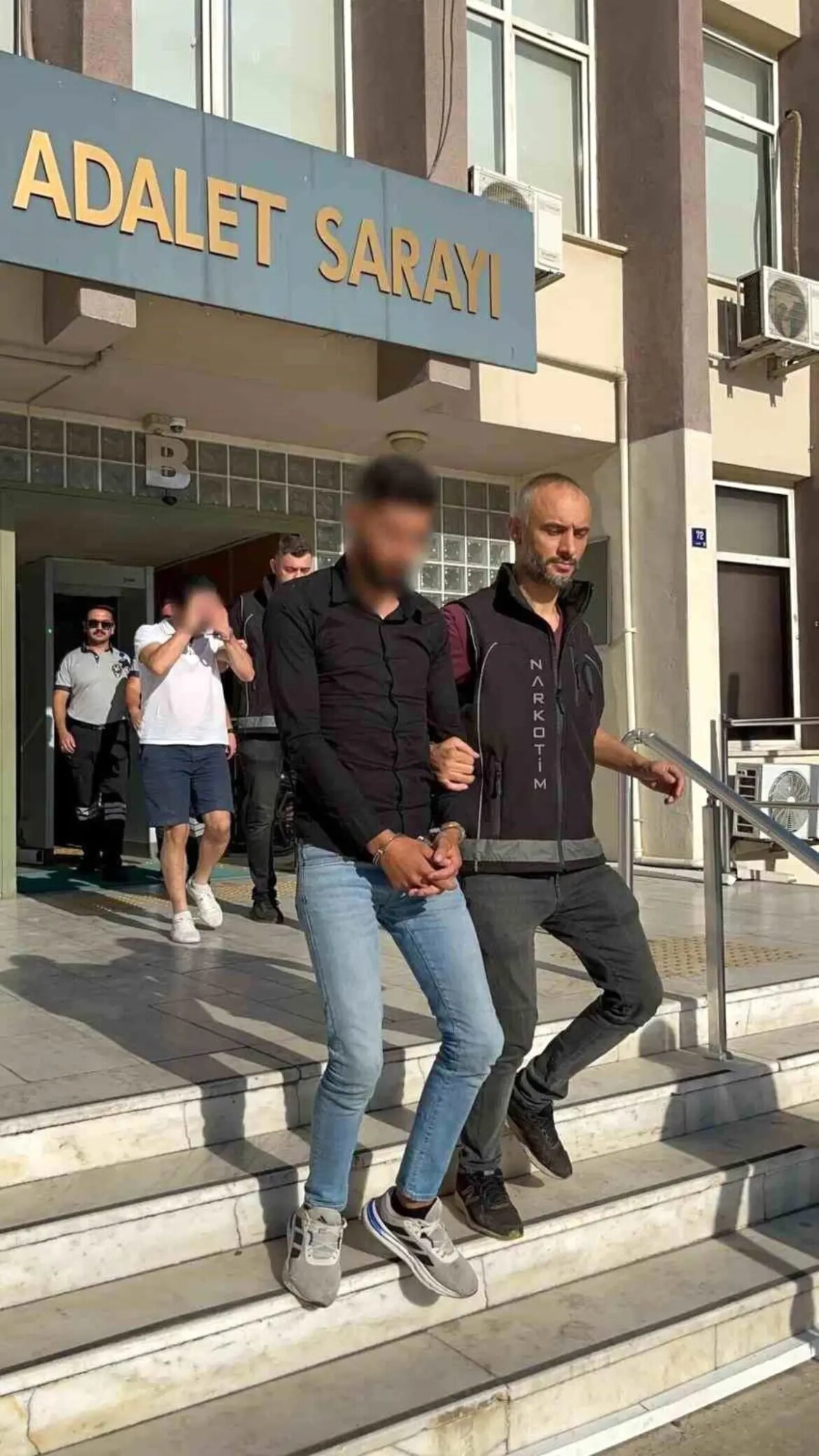 aydinda-uyusturucu-alisverisine-polis-baskini-JE55BIZY.jpg