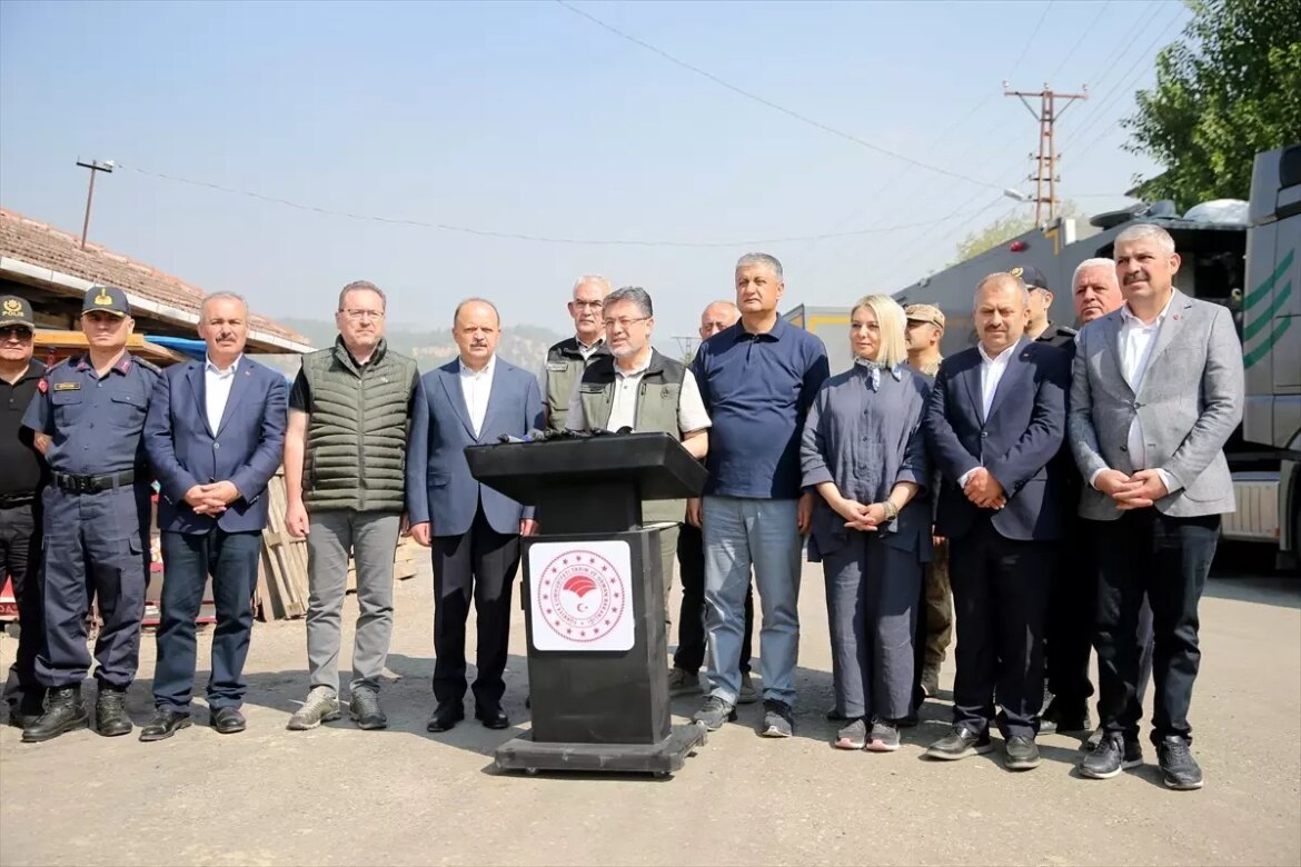 bakan-yumakli-orman-yanginlarina-ait-bilgi-verdi-aciklamasi-YYsJ6Dev.jpg