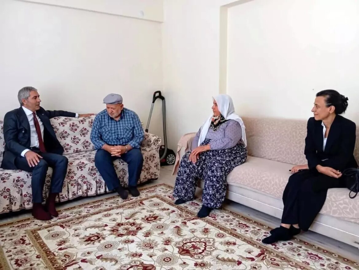 beypazari-kaymakami-coskundan-sehit-ailesine-ziyaret-PWsbblhv.jpg