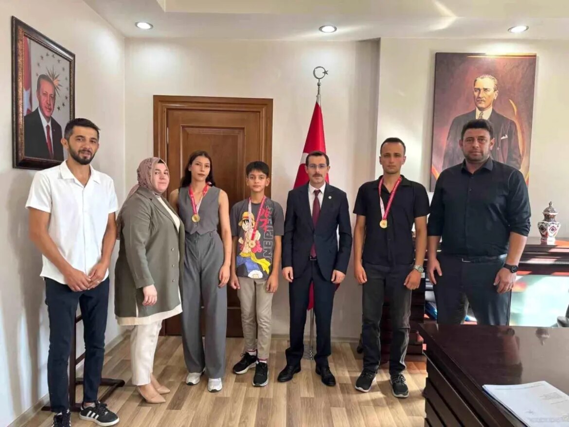 bozdoganli-muay-thai-atletlerine-kaymakamdan-tebrik-FwjgJBN3.jpg