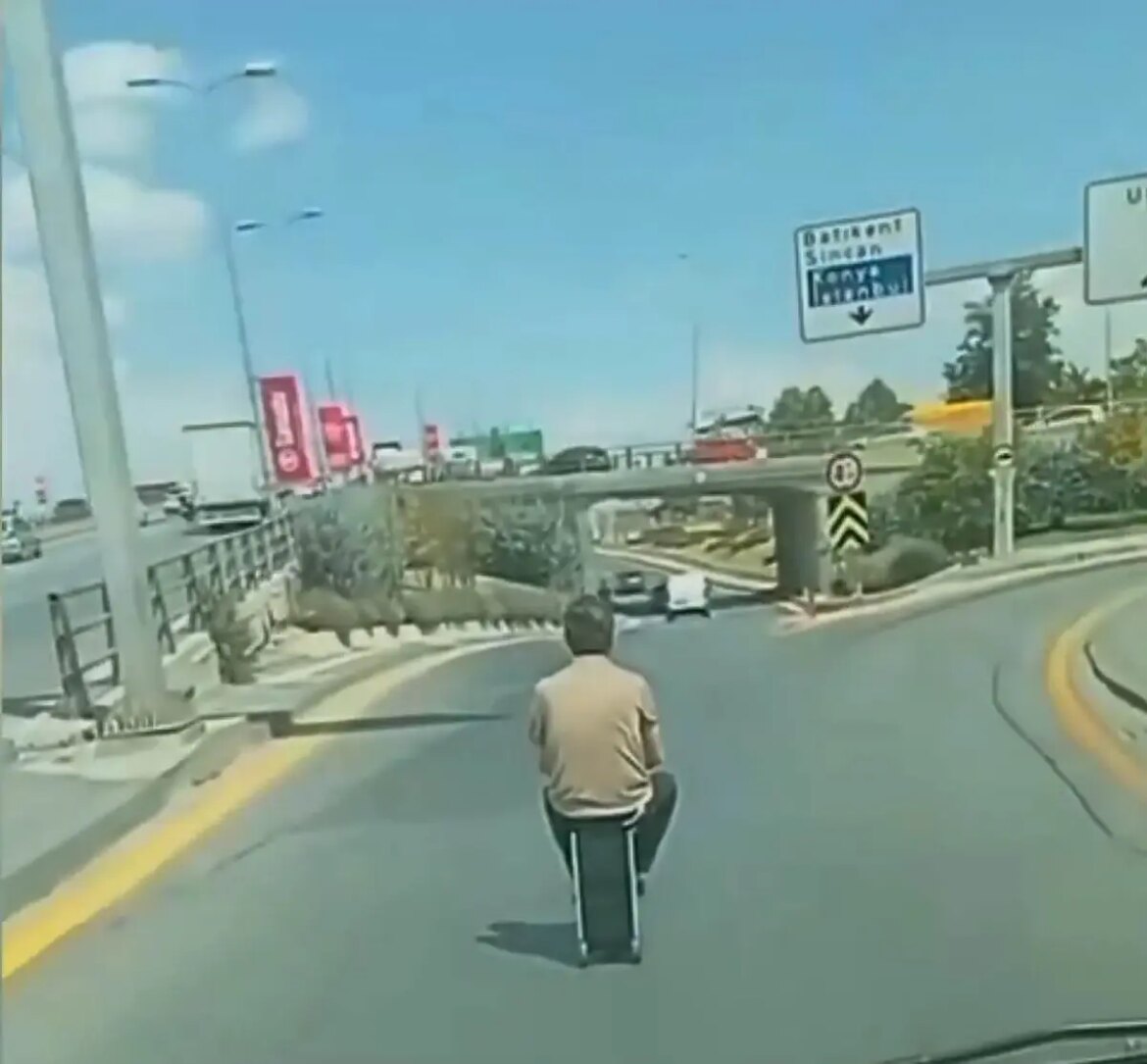 elektrikli-skuterle-valiz-seyahati-trafikte-guvenlik-riski-yaratti-kKYFlDM1.jpg