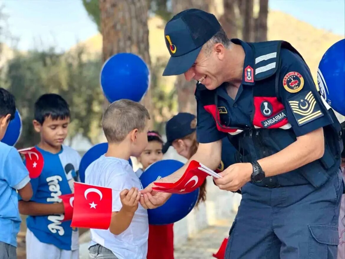 jandarma-ogrencilere-bayrak-ve-ikramlarla-ziyarette-bulundu-OHKFQfwO.jpg