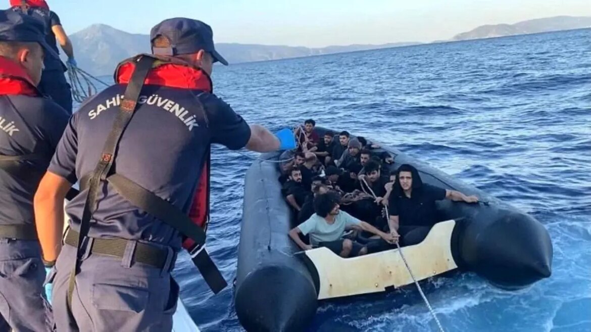 kusadasi-aciklarinda-19-sistemsiz-gocmen-kurtarildi-SjTUGH5g.jpg