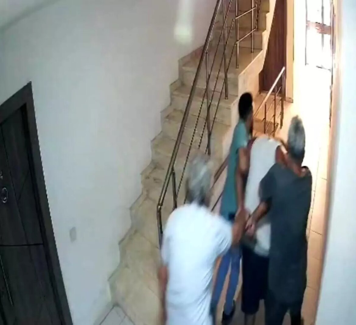 kusadasinda-dolandiricilik-hatasindan-aranan-sahis-yakalandi-2Z2yAn3t.jpg