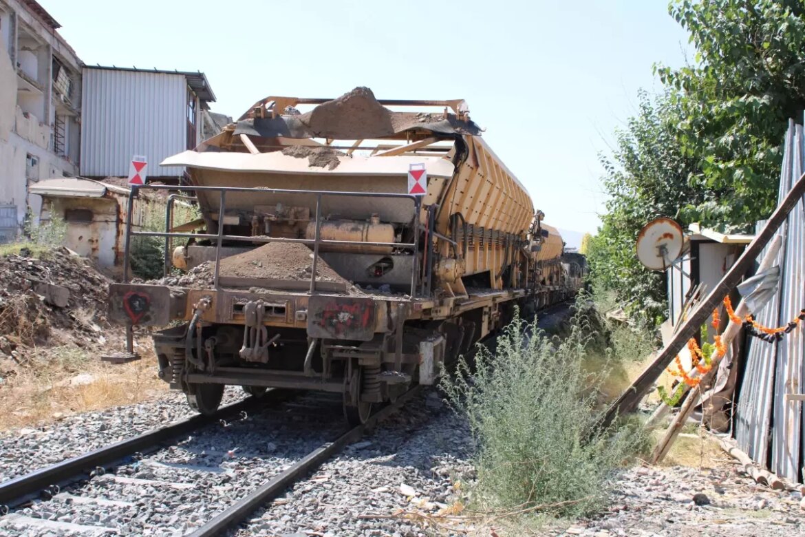 malatyada-yuk-treni-carpmasi-sonucu-bir-kisi-hayatini-kaybetti-Ec4k1DMW.jpg